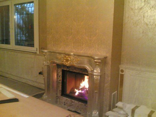 camino elegante per salone per gli ospiti