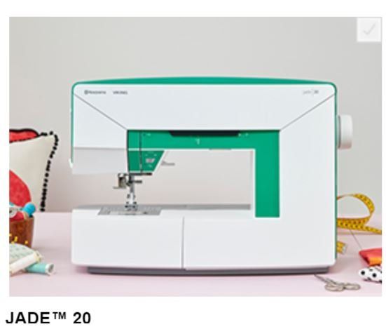 Una macchina da cucire verde e bianca è appoggiata su un tavolo