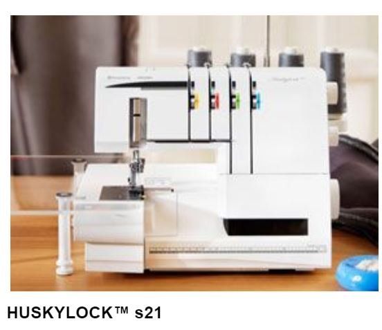 Una macchina da cucire huskylock è appoggiata su un tavolo di legno