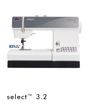 Una macchina da cucire pfaff select 3.2 su uno sfondo bianco