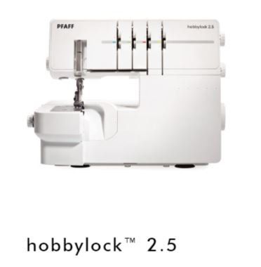 Una macchina da cucire bianca pfaff hobbylock 2.5 su uno sfondo bianco