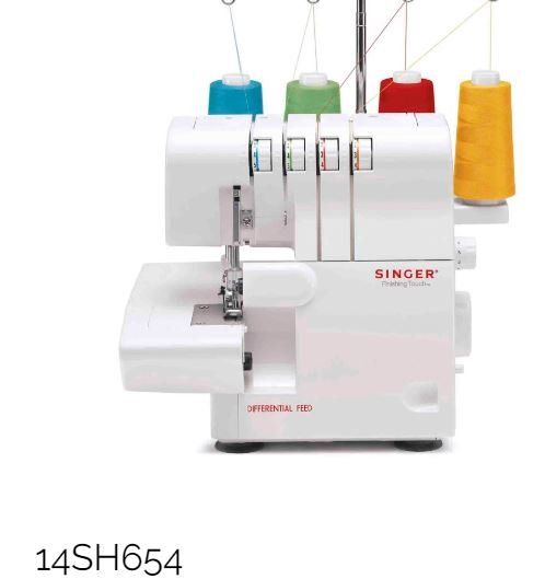 Una macchina da cucire Singer 14sh654 è appoggiata su una superficie bianca