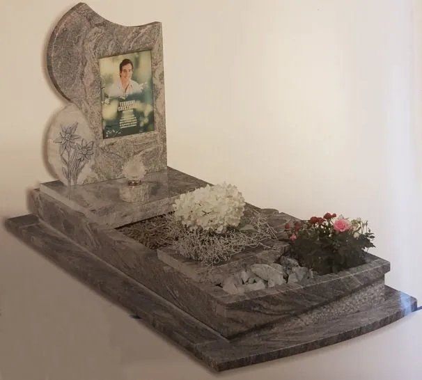 tomba con lapide intagliata