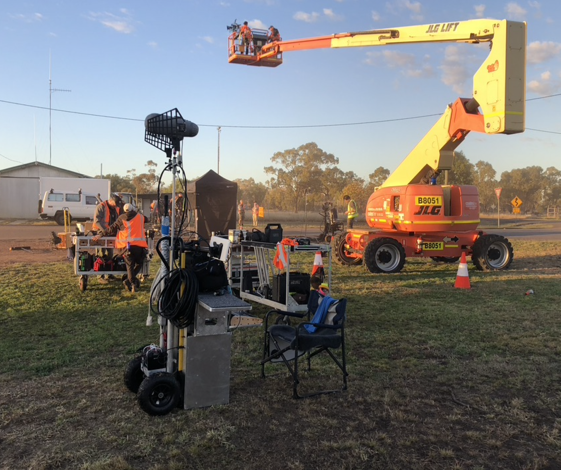 A jlg lift is being used in a field