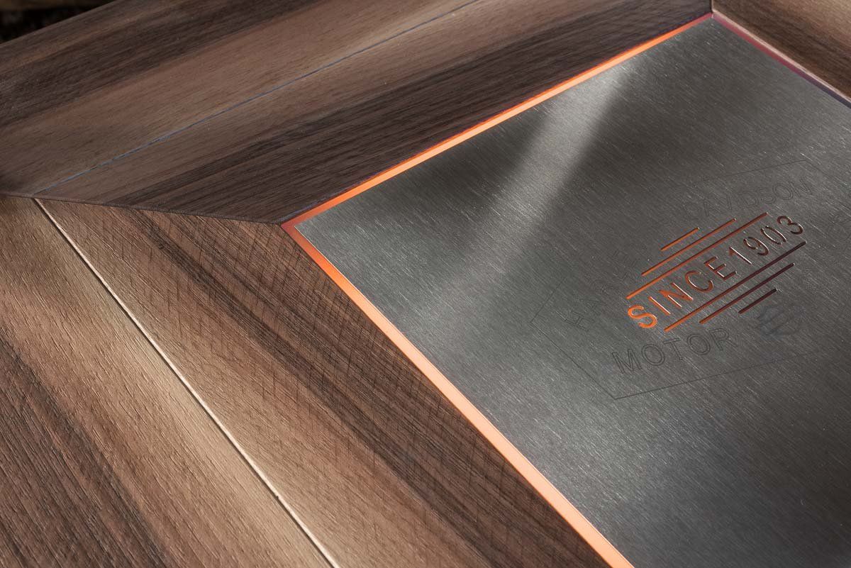 Die Heinisch - Wohntische, Wohntisch und Couchtisch mit Beleuchtung und kundenspezialisiertem Text oder Logo, sofa table with lighting  and customized text or logo, Glasstischplatte, Glass tabletop, luxury, Möbelmanufaktur, Heinisch Manufactory, modern, customized, table without hollow with lighting through a  logo