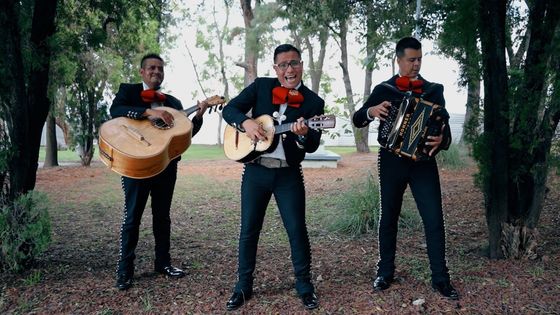 Familia disfrutando una serenata de mariachi
