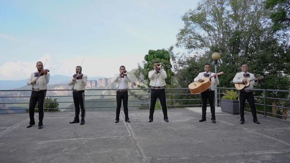 Familia disfrutando una serenata de mariachi