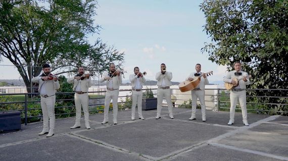 Instrumentos de mariachi en una presentación
