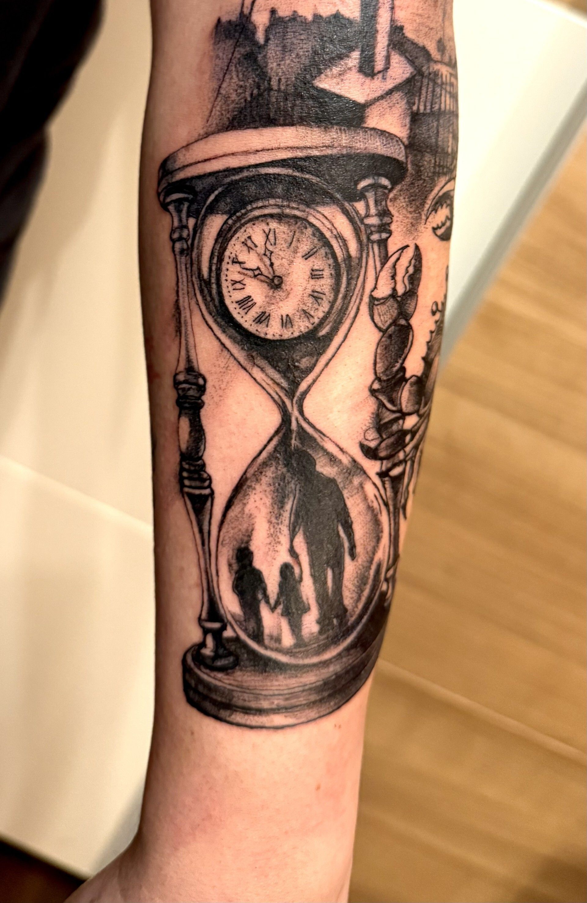 Tatuaggio sulla schiena raffigurante ali dettagliate ed elementi floreali.