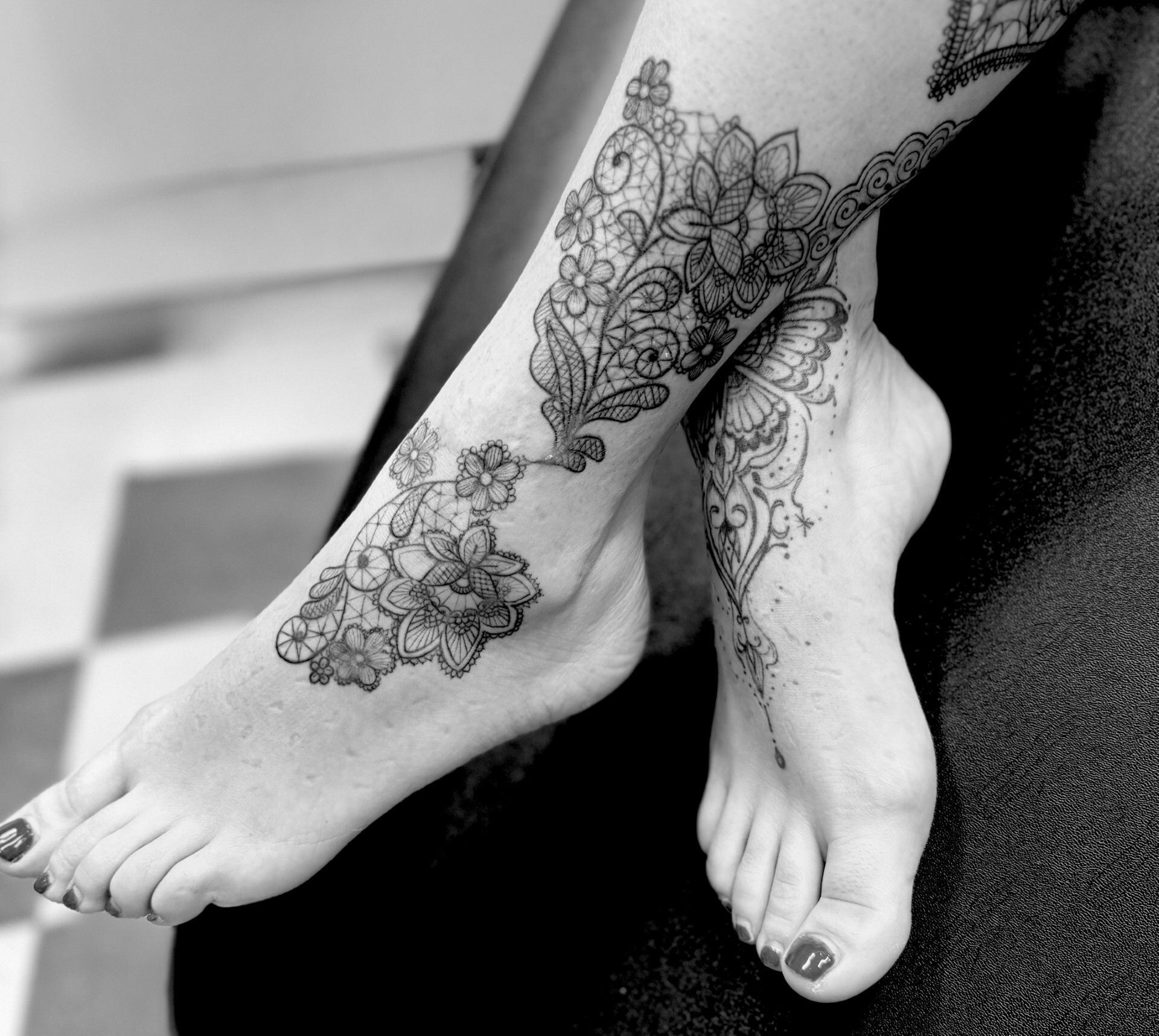 Tatuaggio di Minnie che tiene in mano un orsacchiotto sul braccio. Inchiostro nero e grigio.