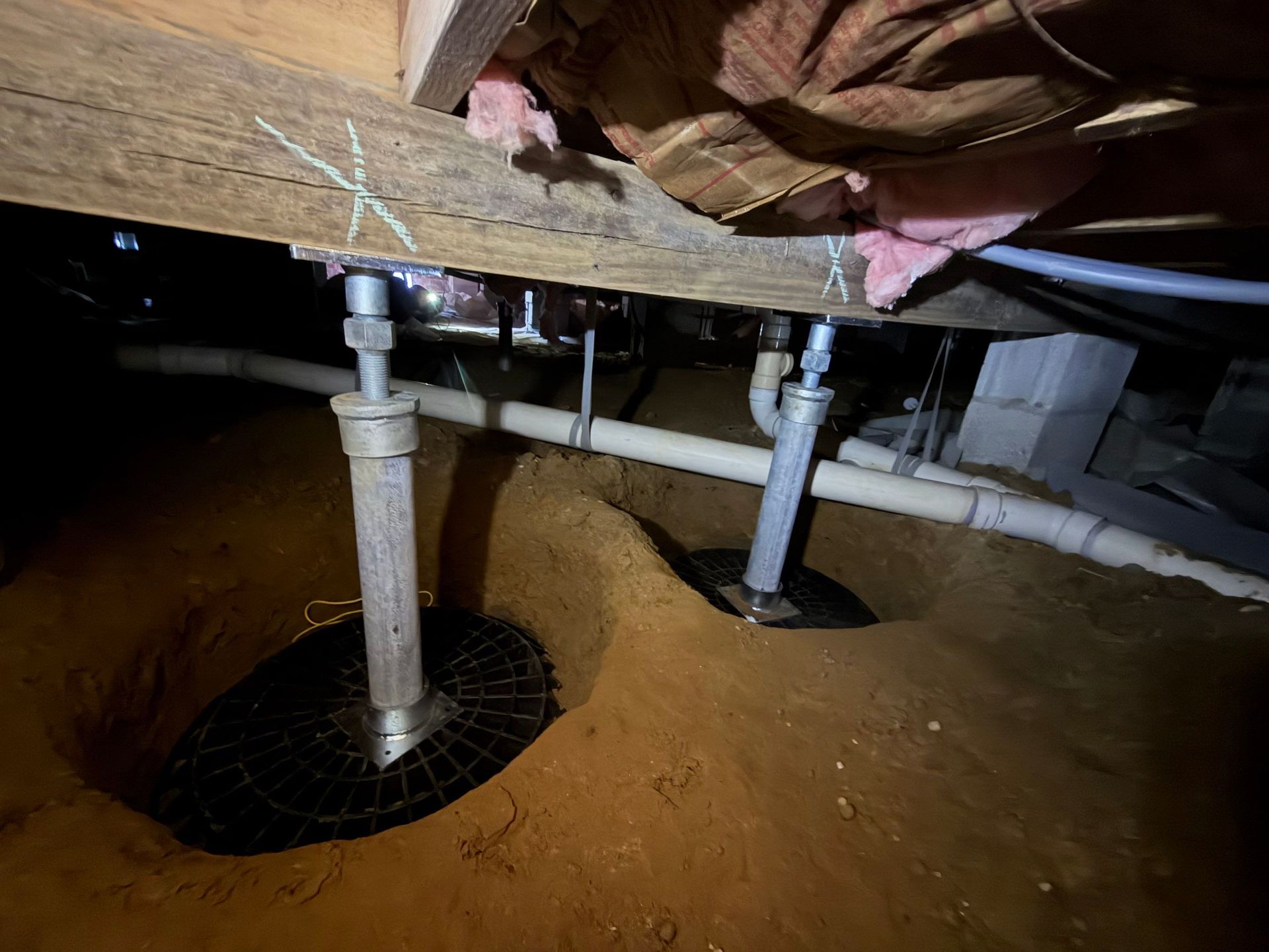 Crawl space support jacks under girder beams in Yorktown VA - Yorkshire Downs neighborhood.