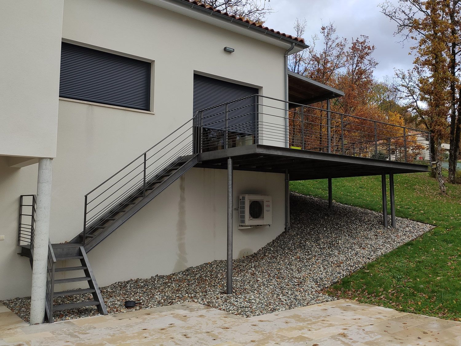 escalier, rambarde et terrasse métalliques d'une maison