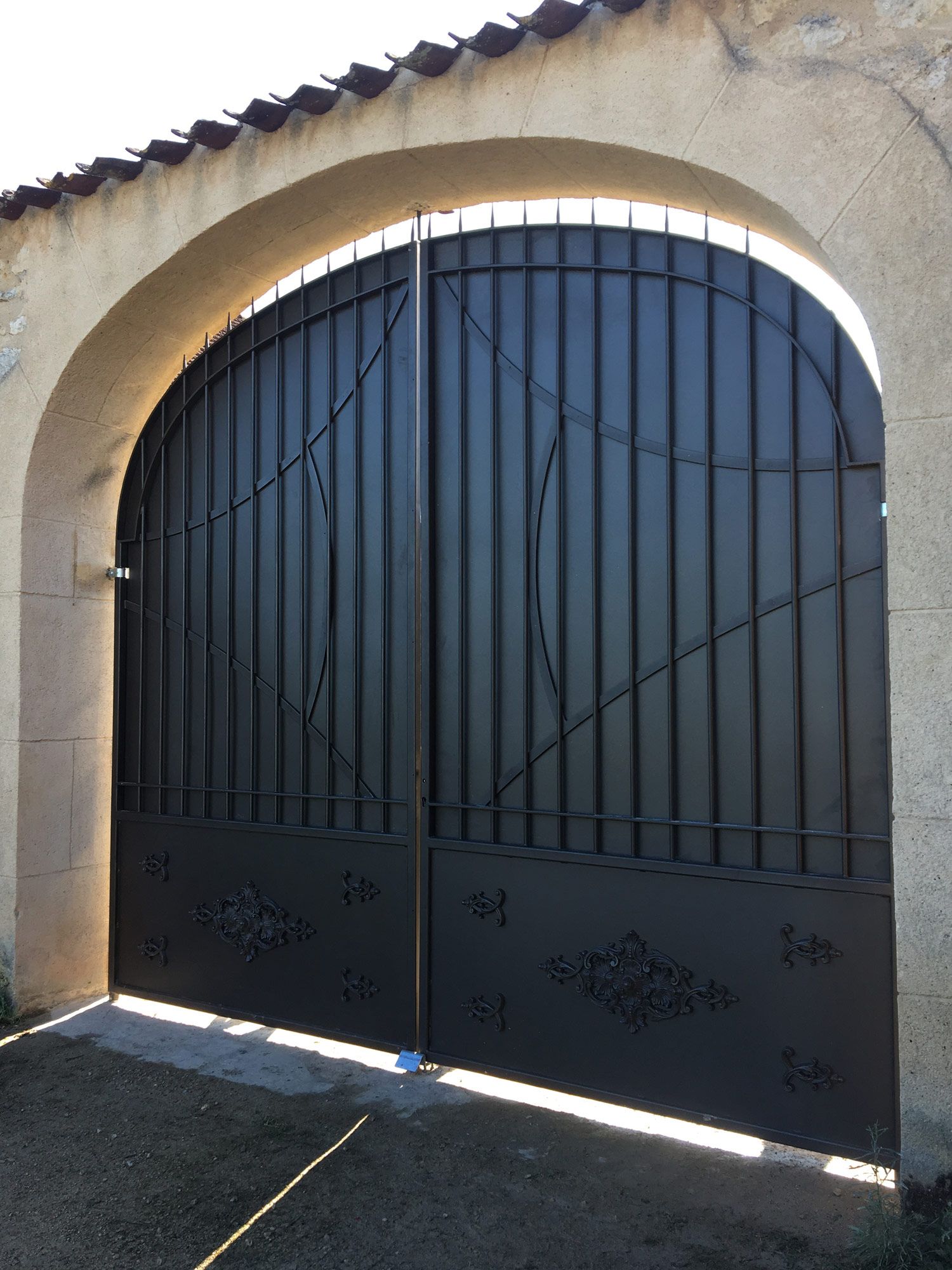 grand portail sur-mesure métallique