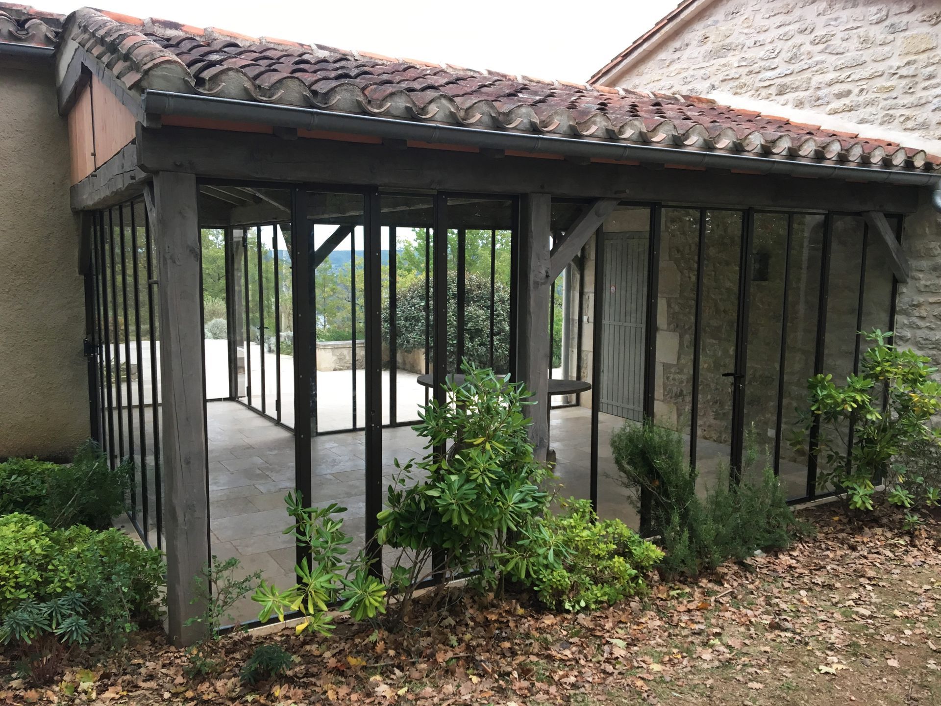 véranda en métal chez un particulier