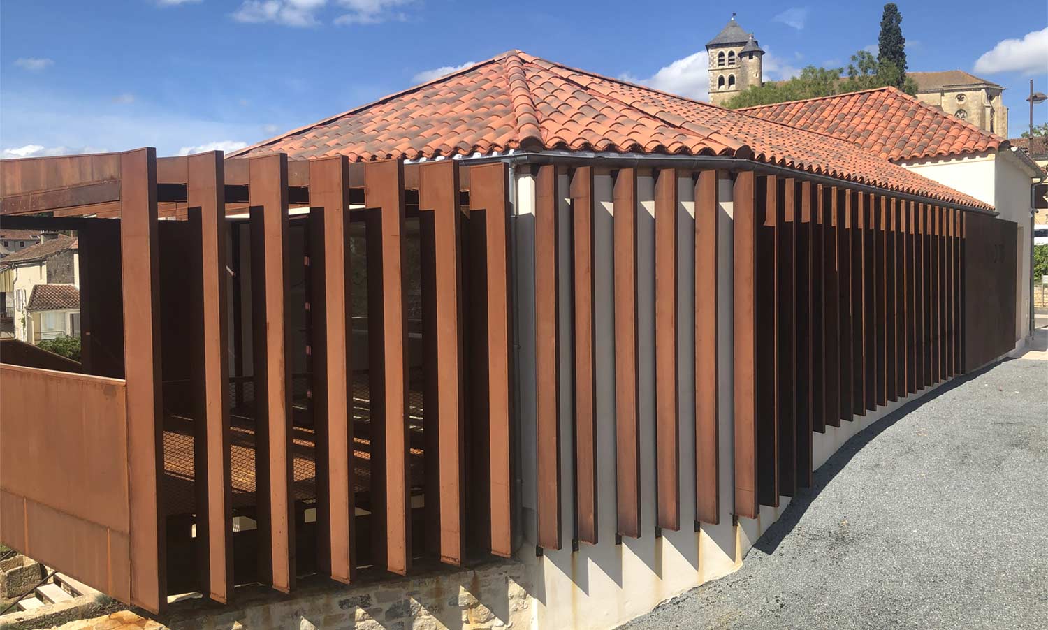 panneaux brise-jour et terrasse en acier corten