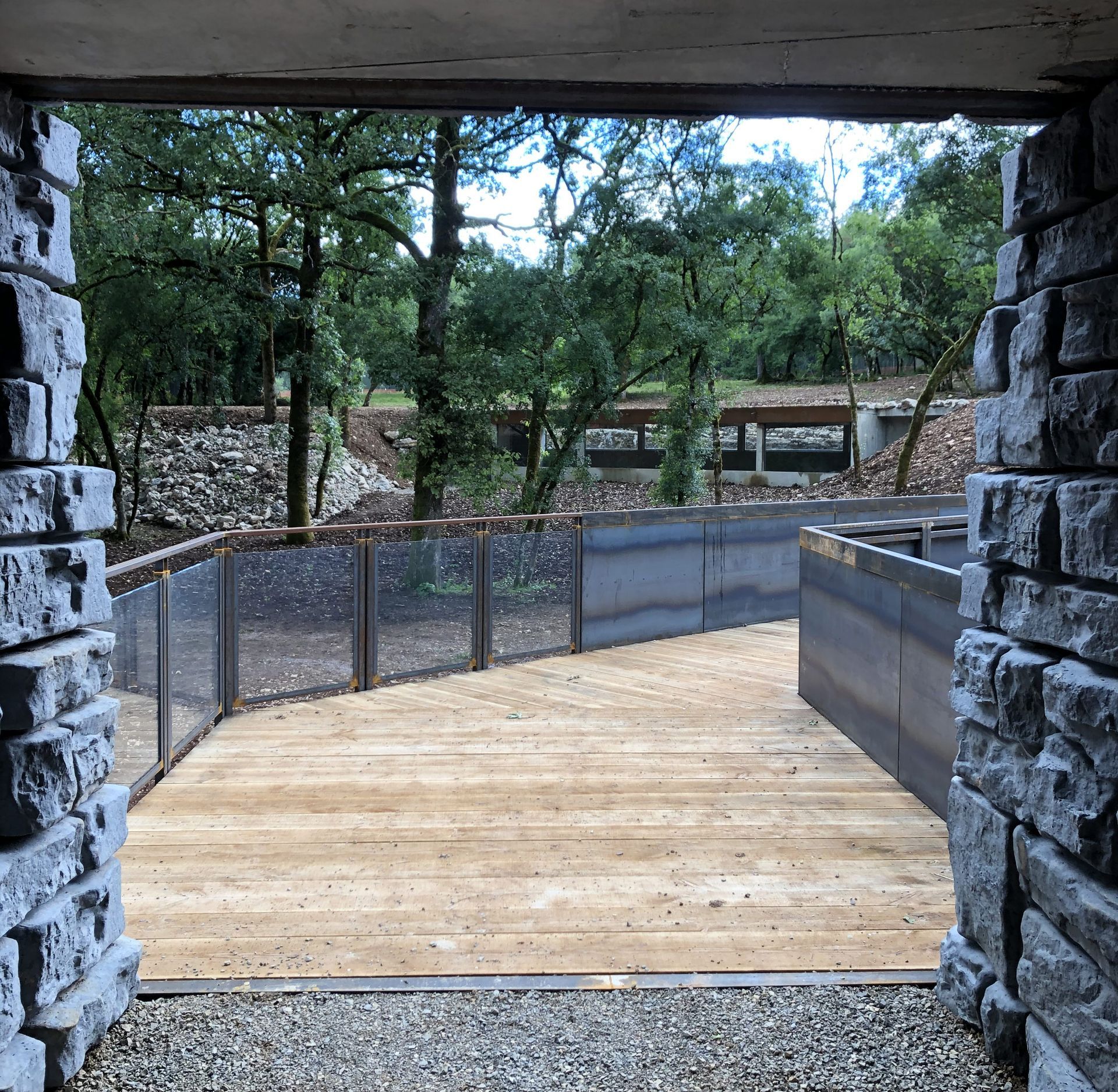 passerelle en bois avec barrières en métal