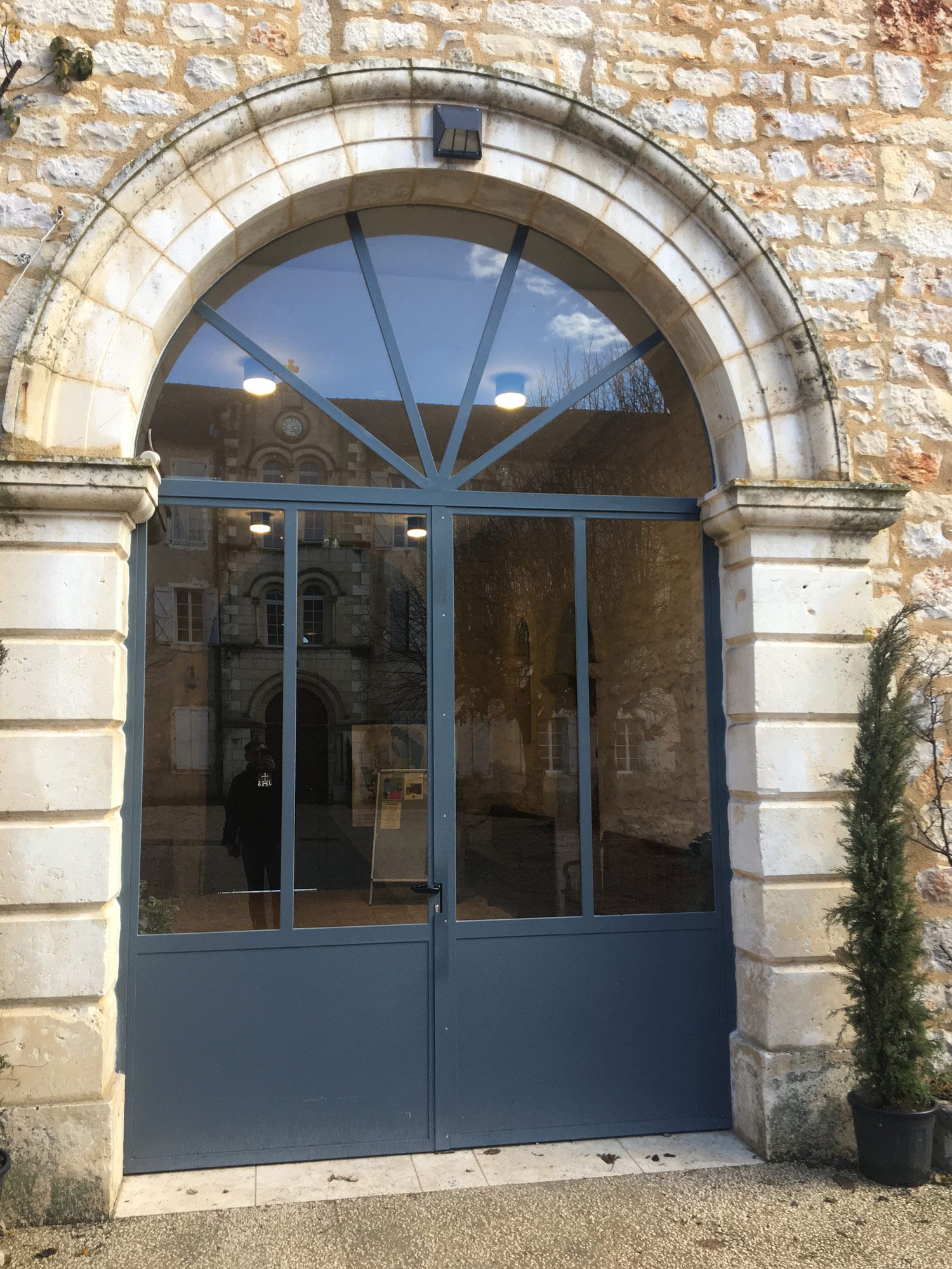 porte d'entrée en verre et métal d'un batiment public