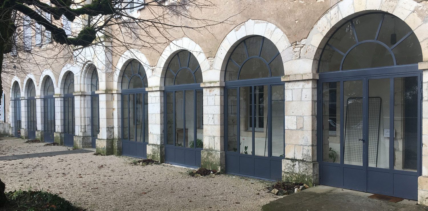 portes d'un batiment en verre et métal