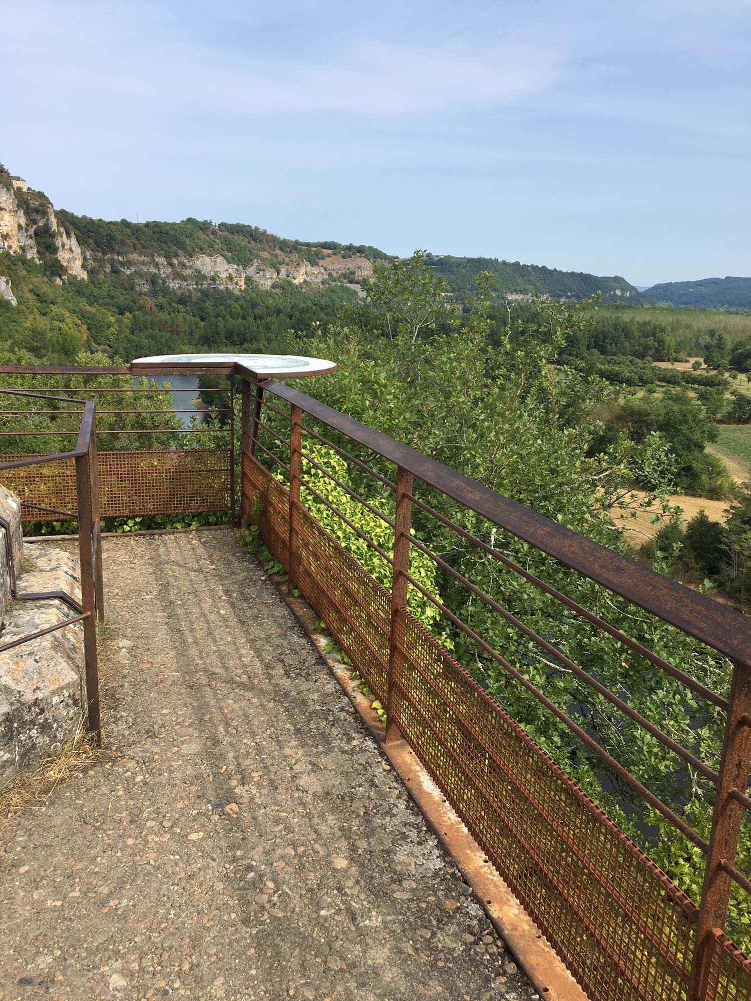 rambarde en acier Corten effet rouillé au niveau d'un point de vue