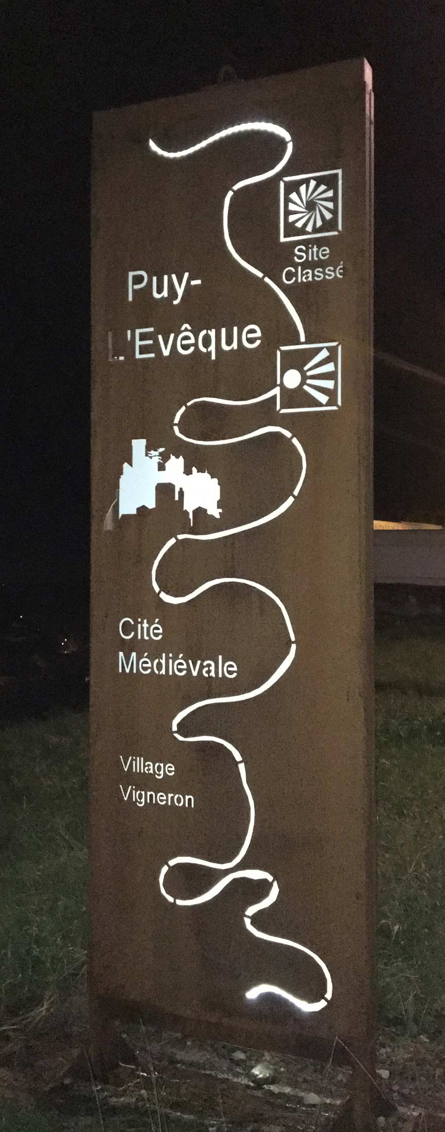 totem puy-l'evêque en métal avec dessin minimaliste blanc