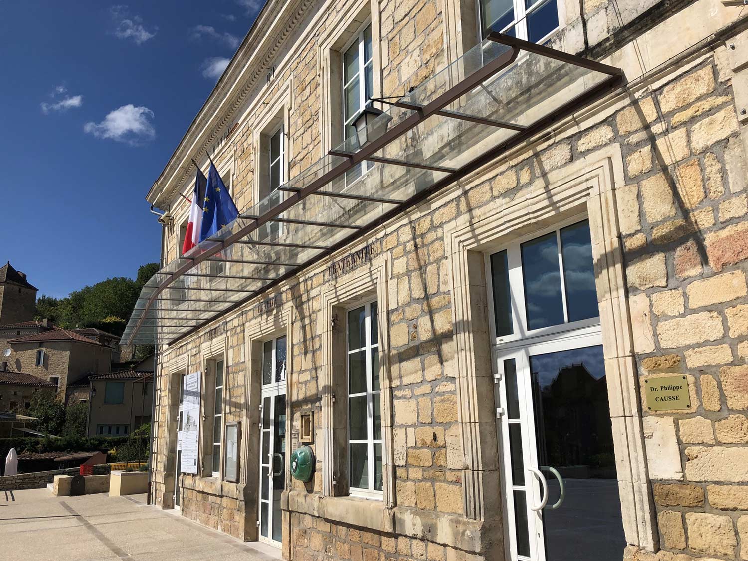 treille en acier corten à l'entrée d'une mairie