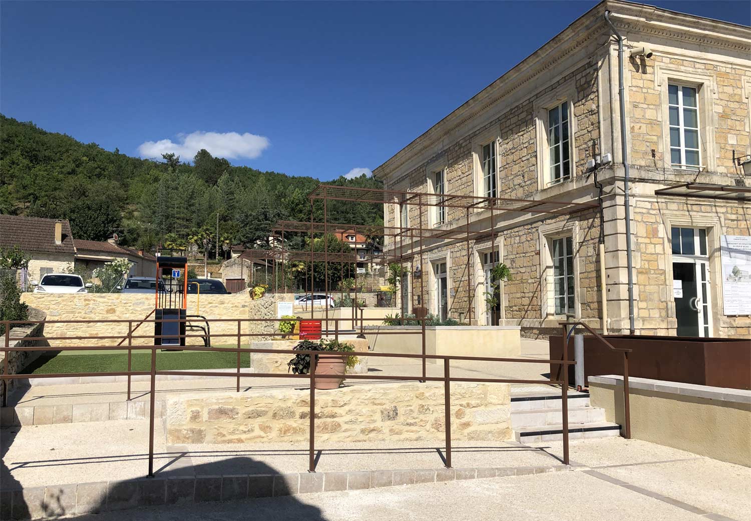 treille et rambarde en acier corten devant une mairie