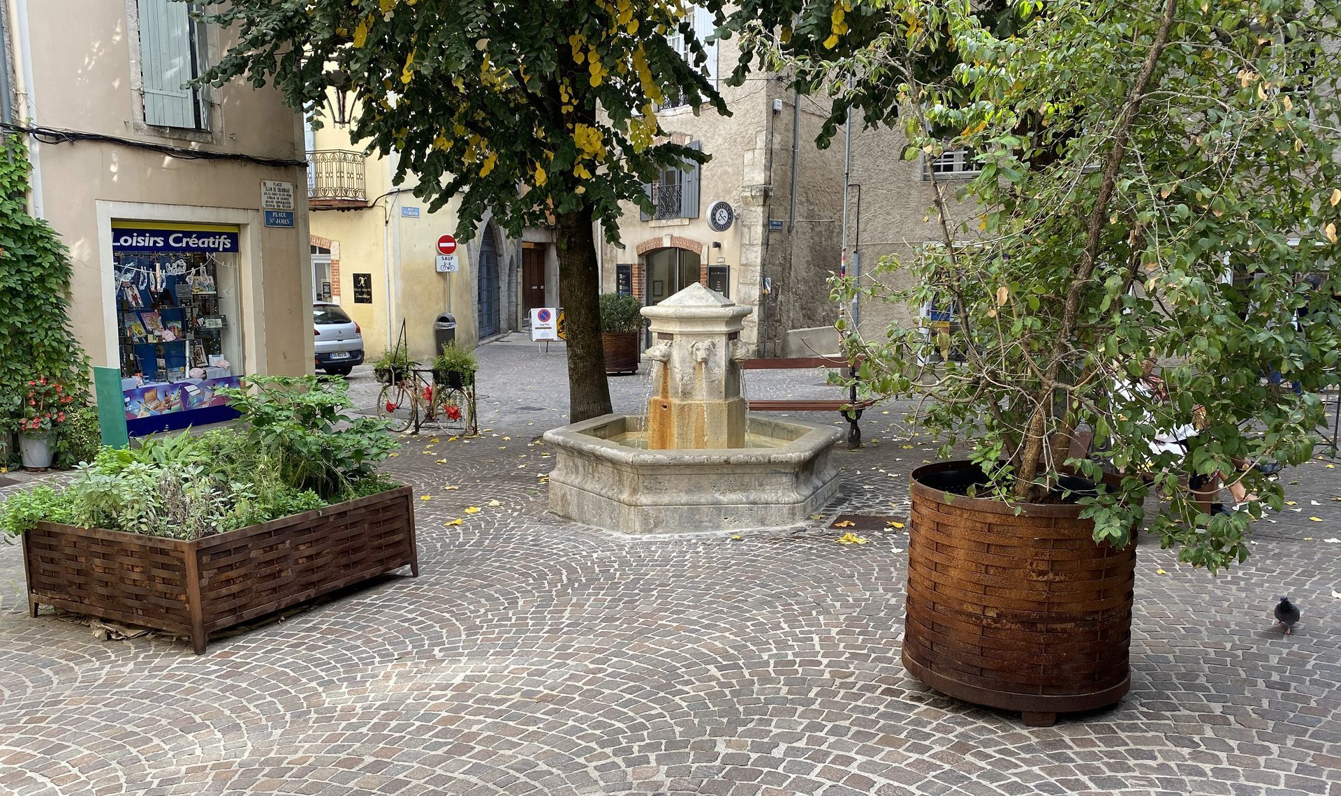 bacs à fleurs en acier corten sur une place de cahors