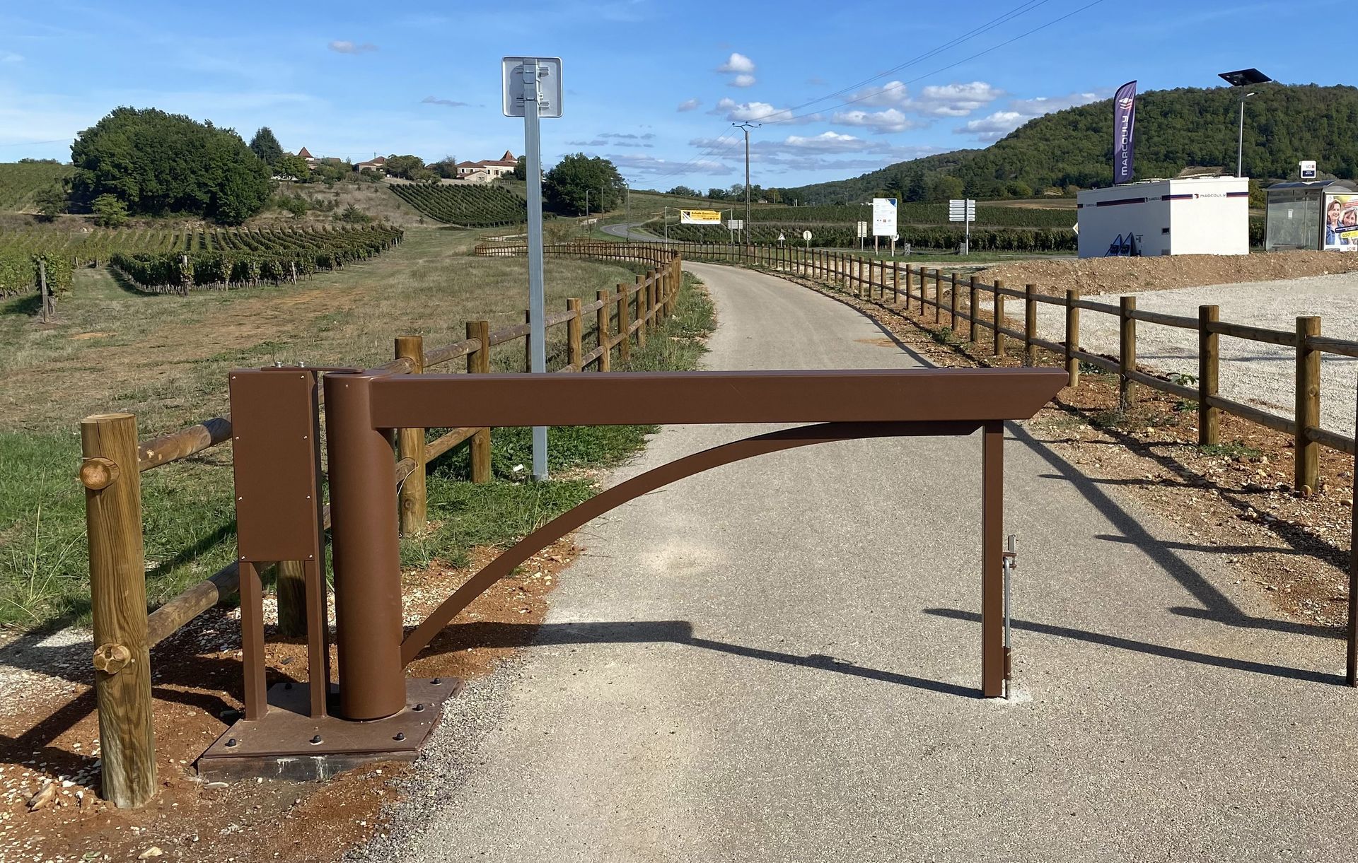 barrières en acier corten sur une piste cyclable