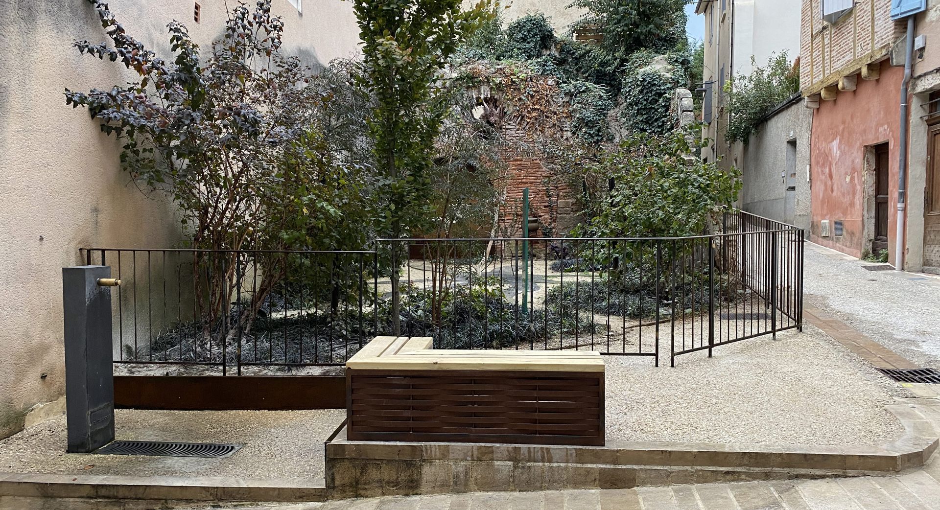 mobilier et rampes en acier au jardin secret de cahors