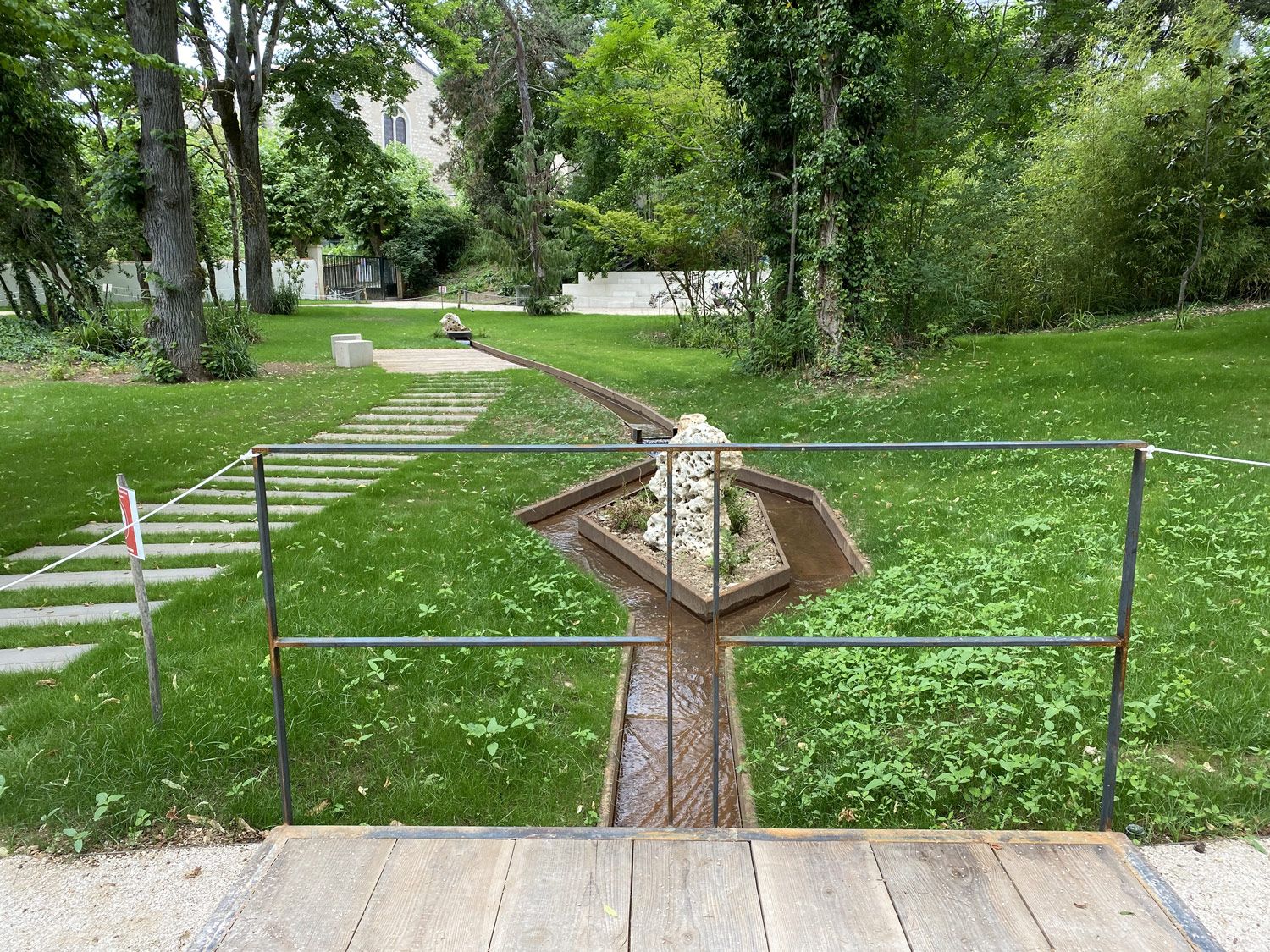 rambarde en métal au parc tassart jardin public de cahors