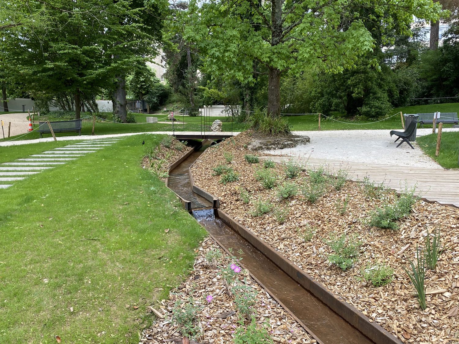 rigoles en acier corten au parc tassart de cahors