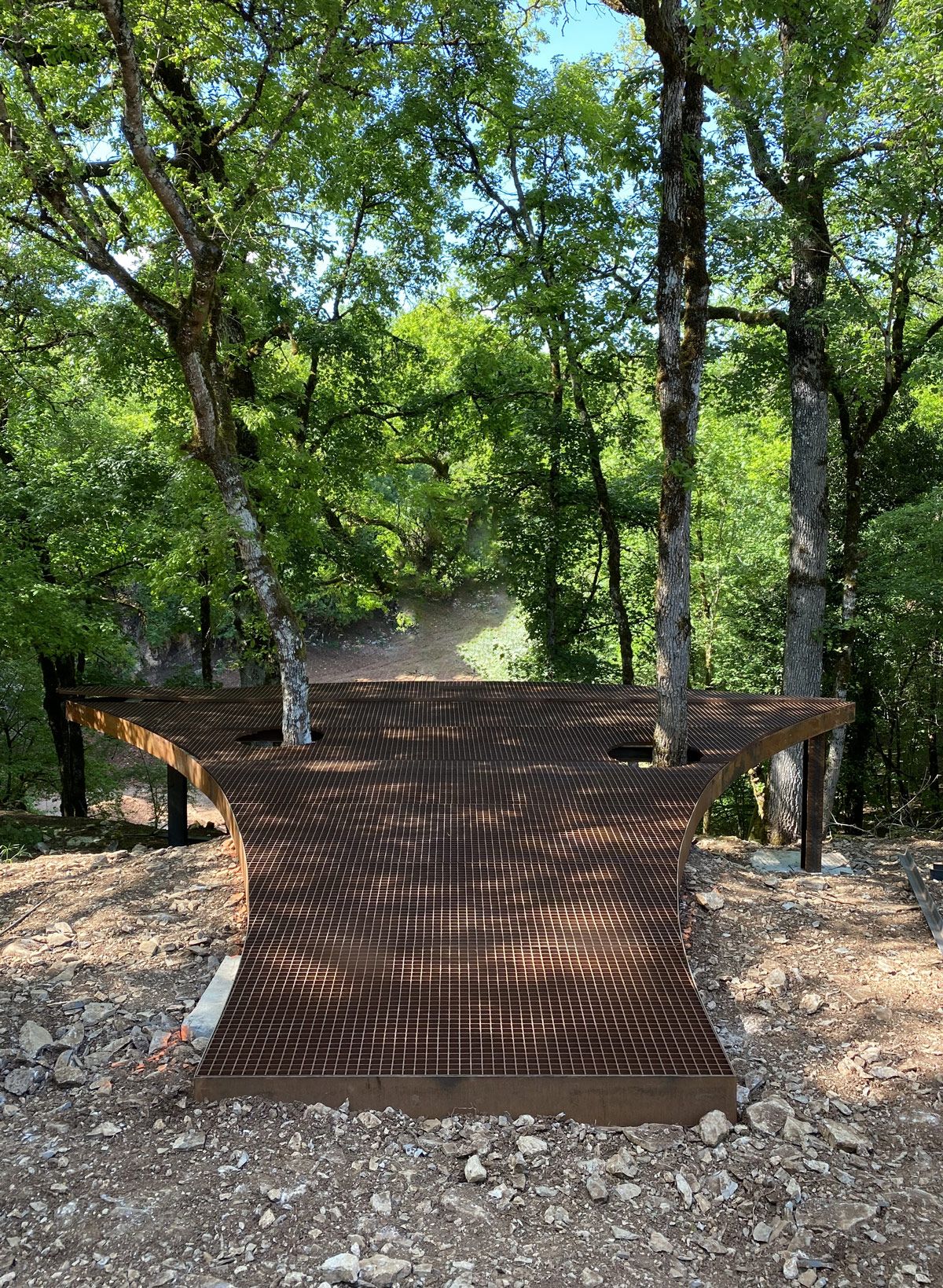 plateforme autour d'arbres en acier corten