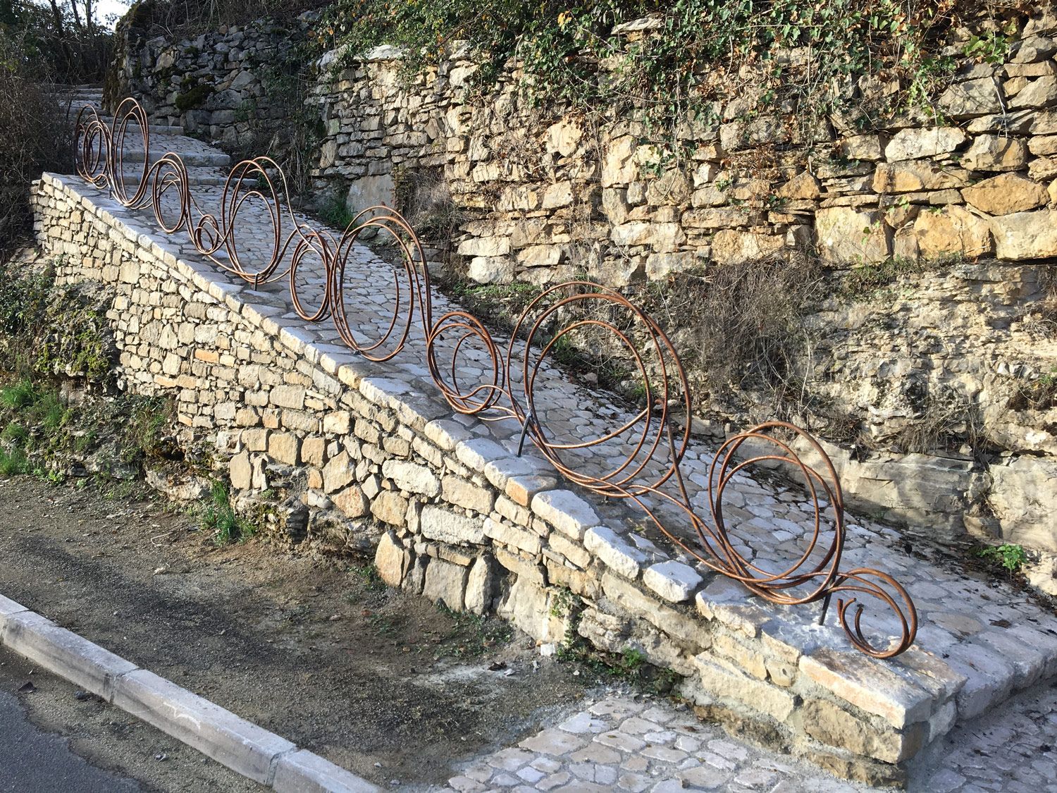 rampe décorative de forme arrondie en acier