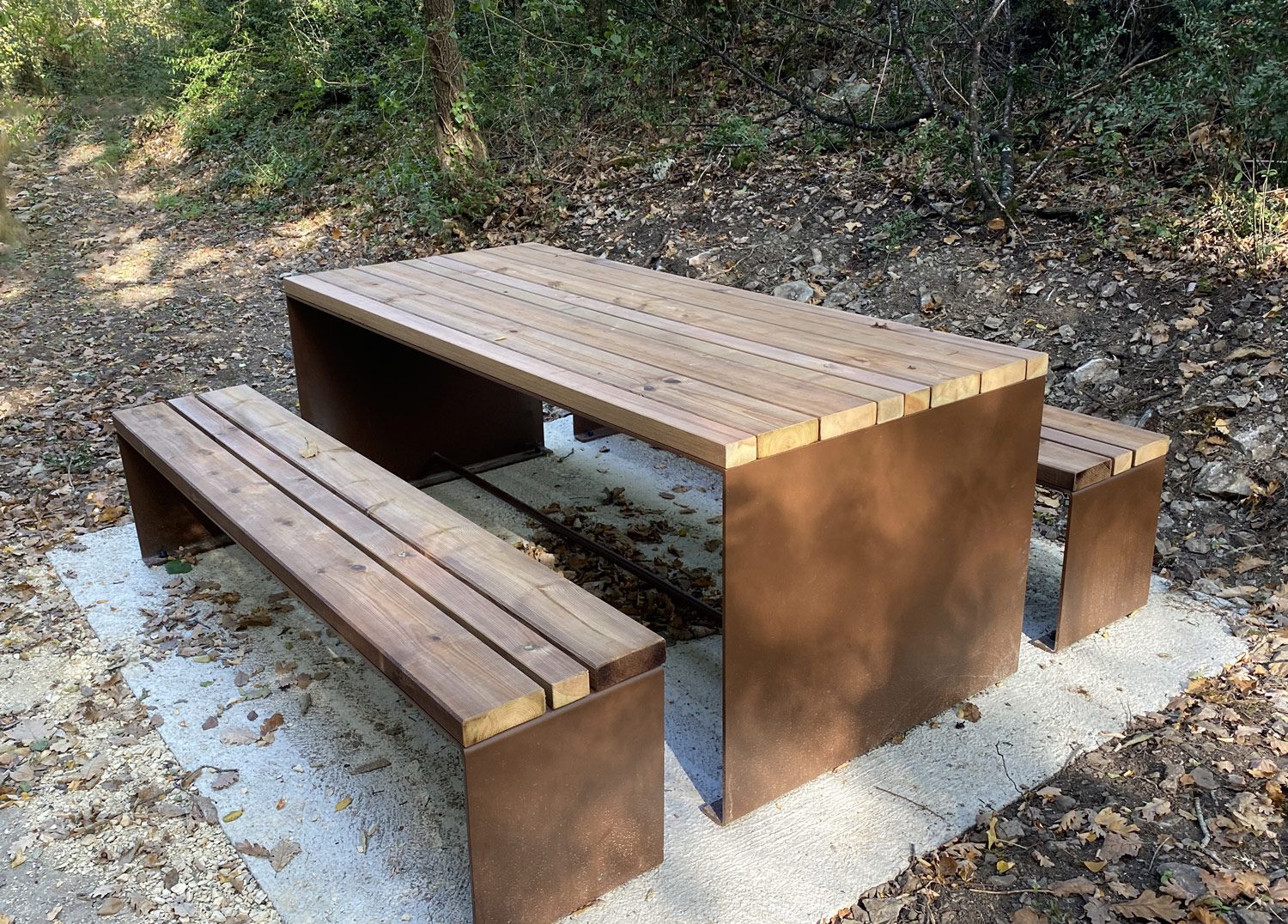 mobilier urbain en acier, table de pique-nique et bancs