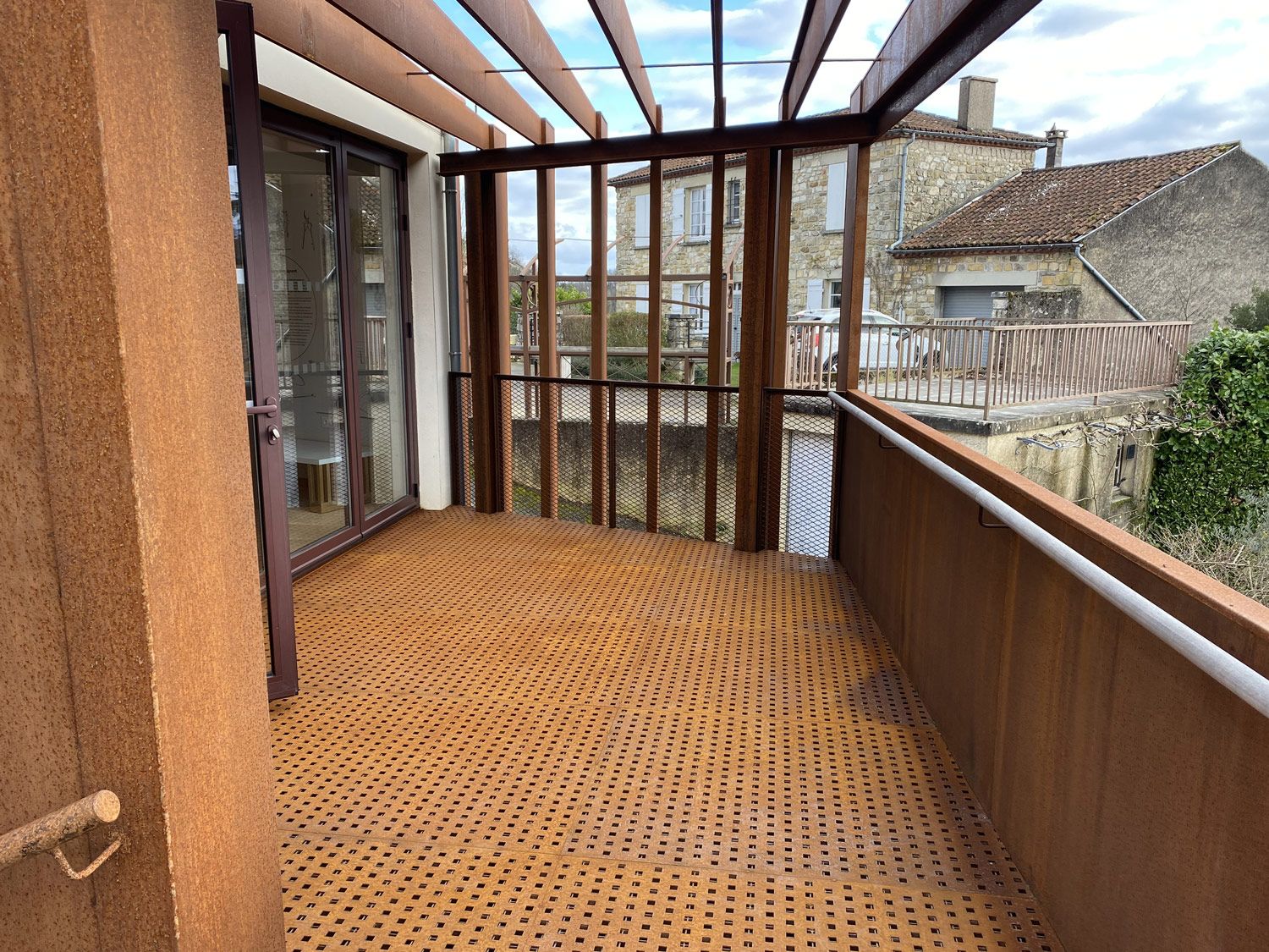 terrasse aménagée avec un brise-jour en acier corten