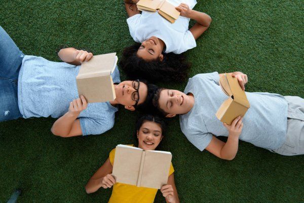 Meninos lendo clube de leitura