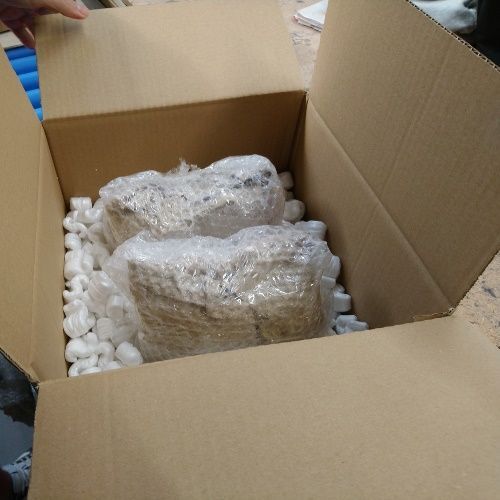 やきものをしっかり緩衝材で包んで発送