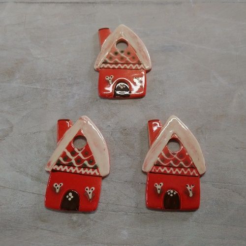 フランスアルザス地方のゼラニウムと木組みの家