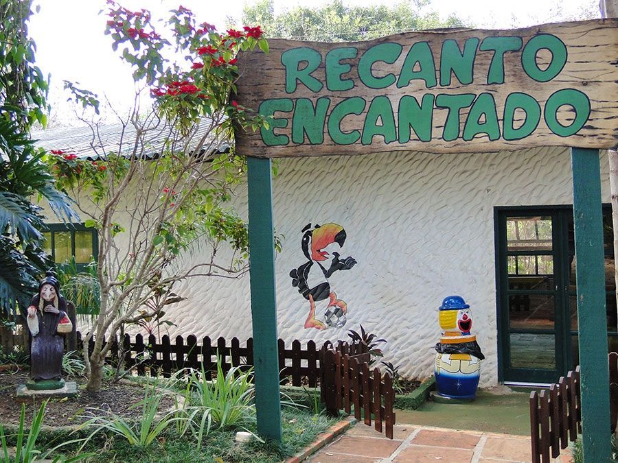 Uma placa que diz recanto encantado