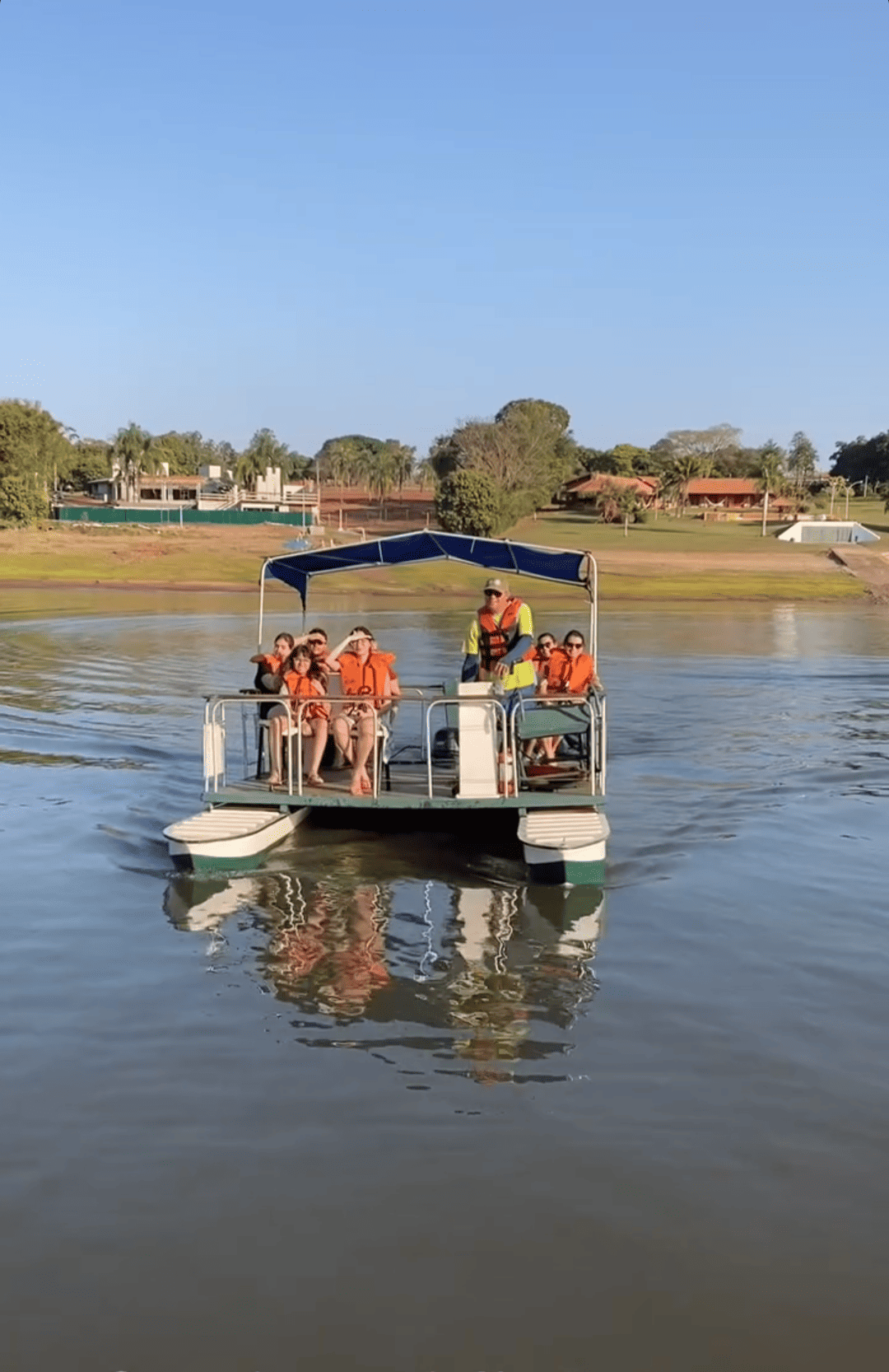 Um grupo de pessoas está andando de barco em um lago.