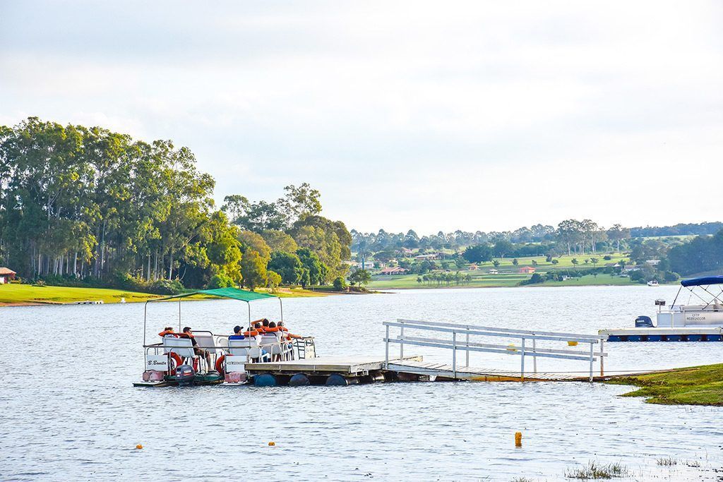 Um barco está atracado em um cais em um lago.