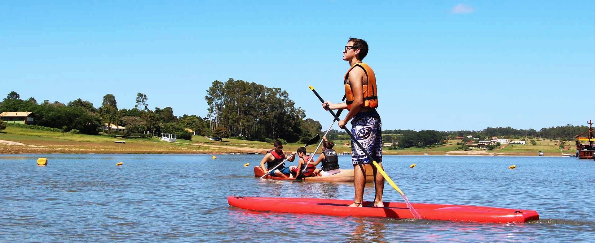 Uma casa grande com muitas janelas e uma caixa de correio na frente