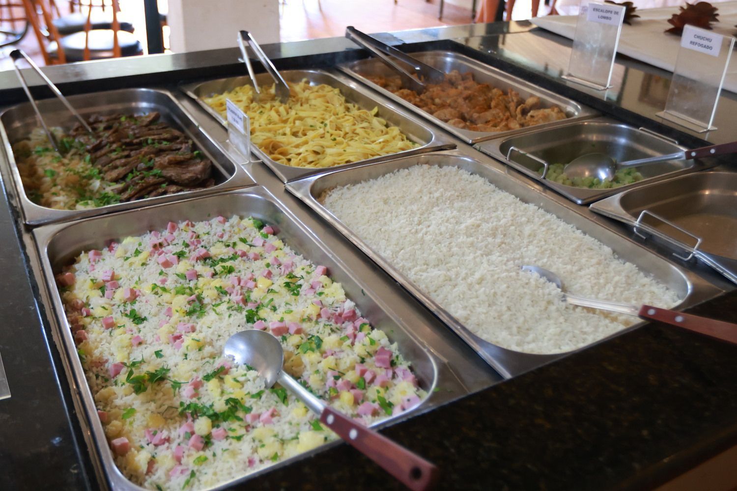 Um buffet cheio de muitos tipos diferentes de comida