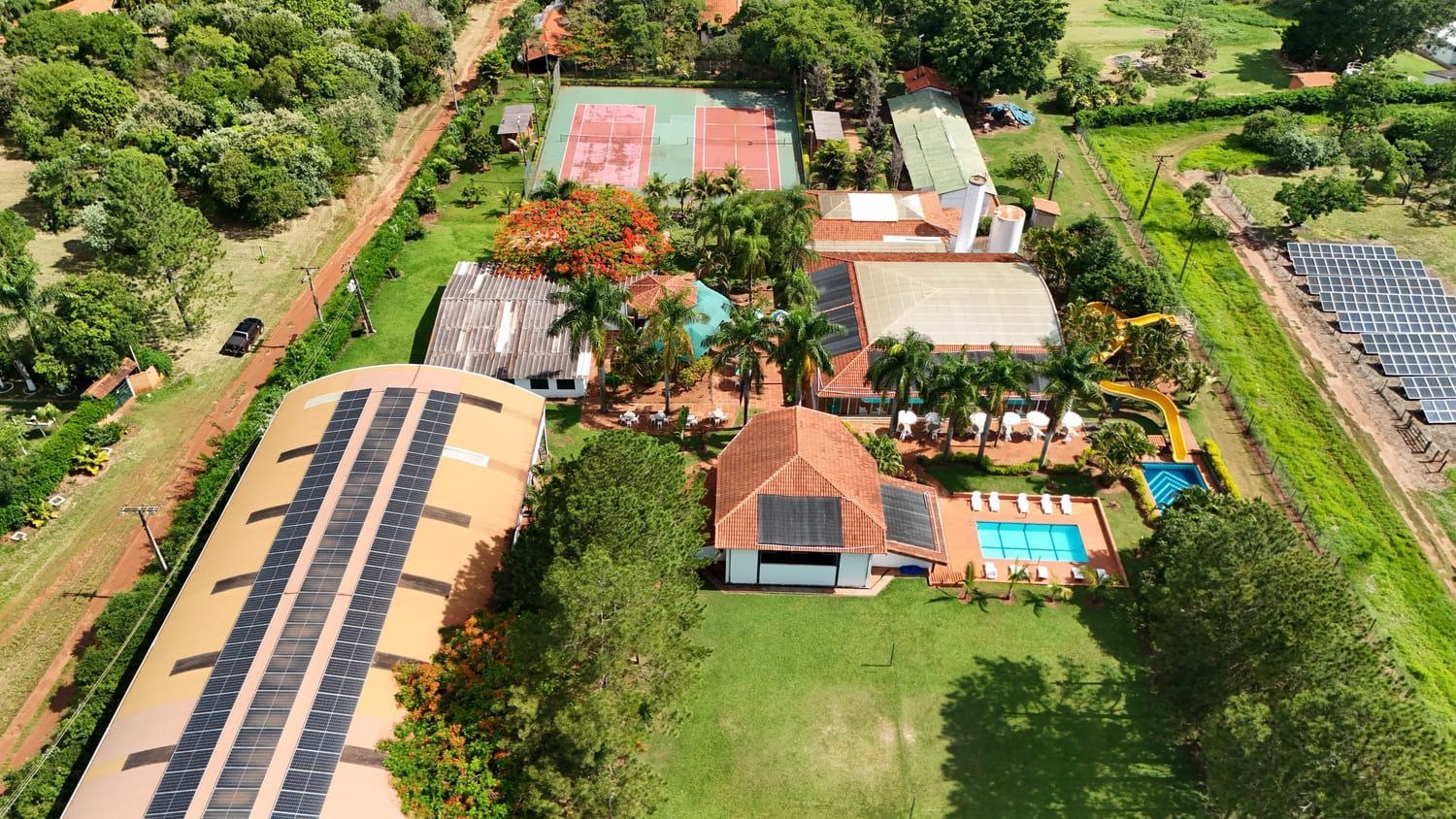 Uma vista aérea de uma casa com painéis solares no telhado.