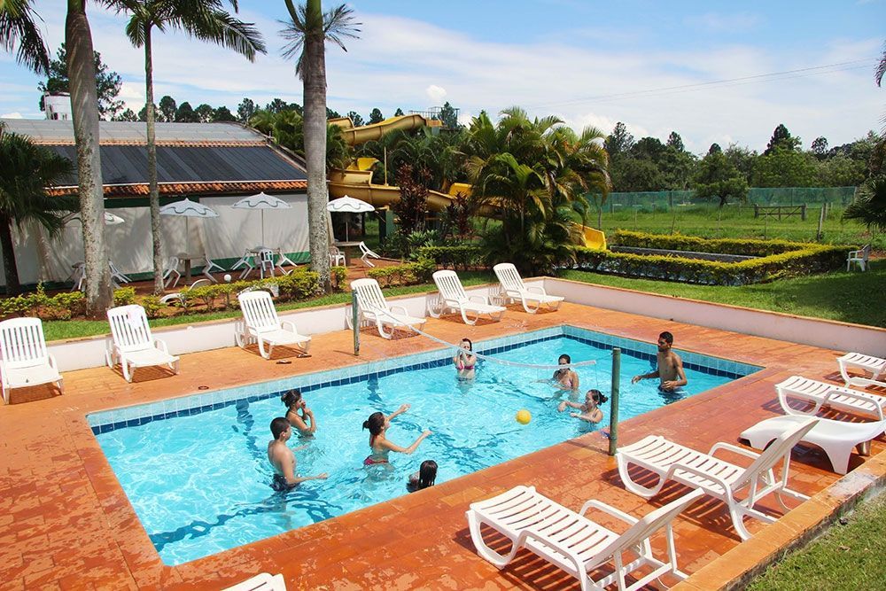 Um grupo de pessoas está nadando em uma grande piscina