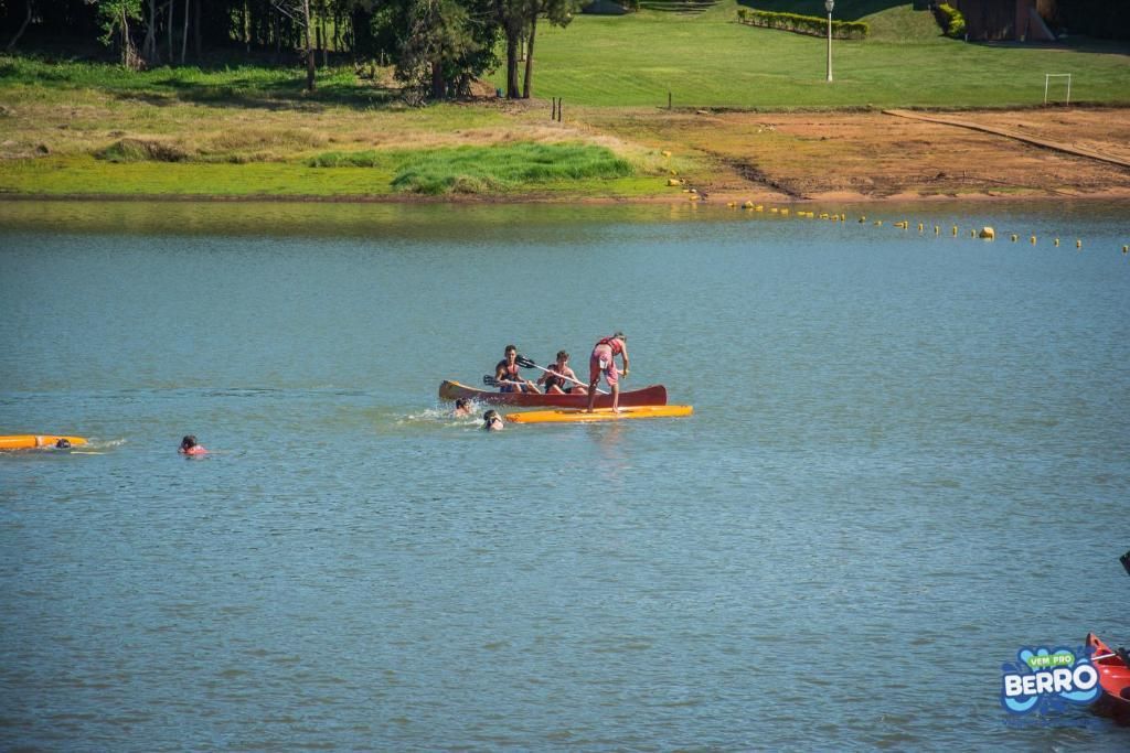 Uma grande piscina rodeada por palmeiras e cadeiras.