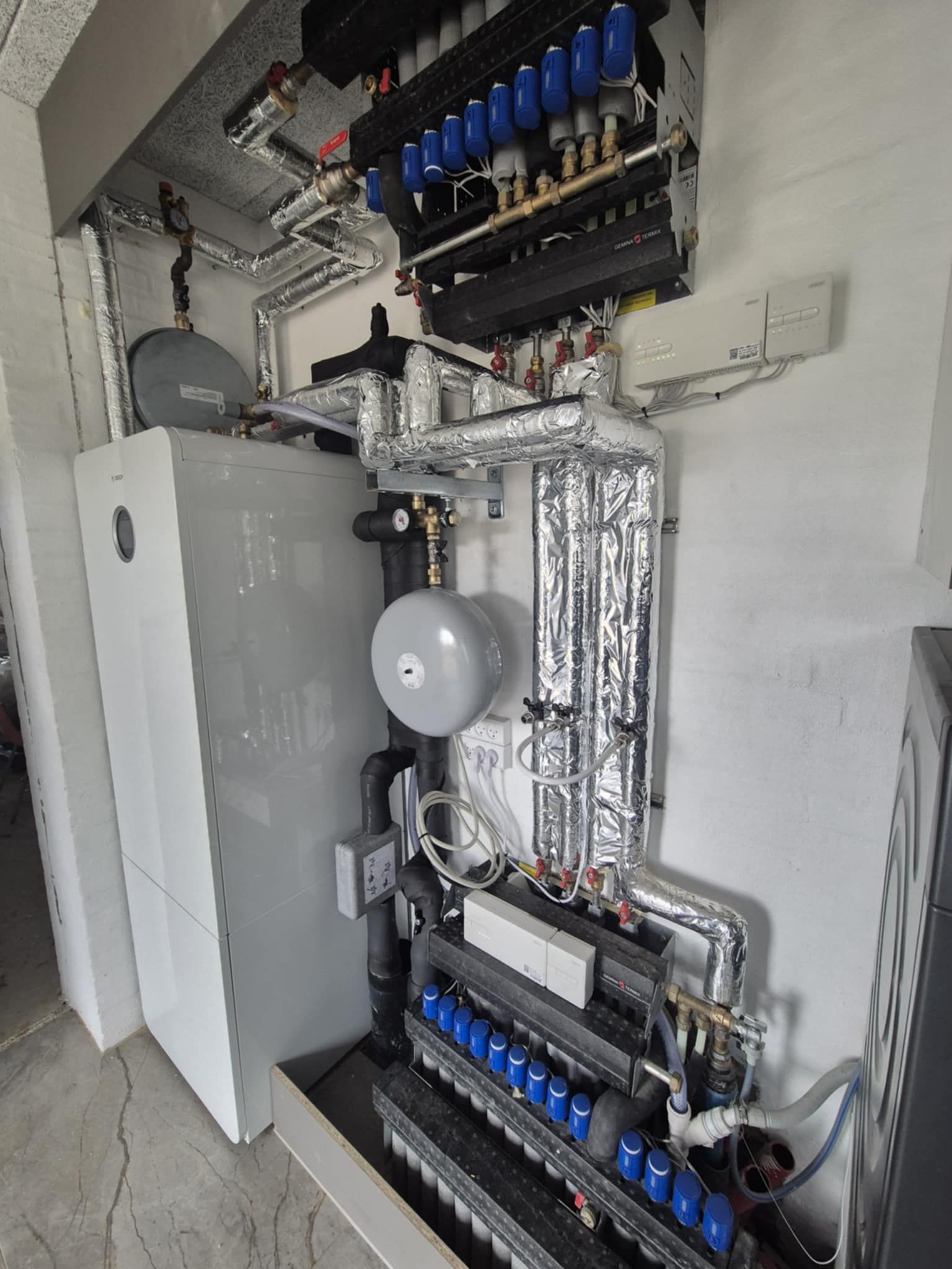 Et rum med en masse elektrisk udstyr på væggen.