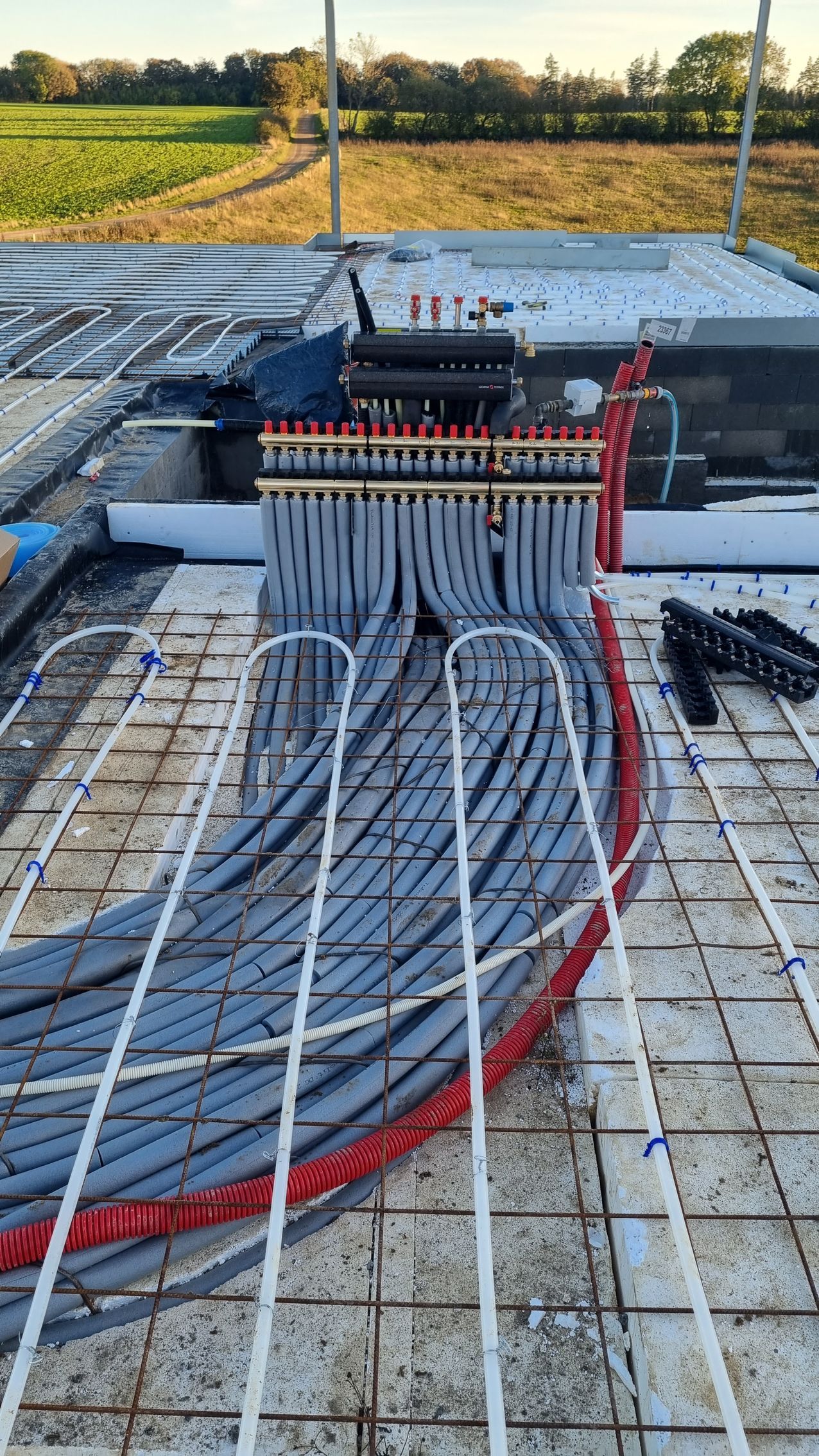 En masse ledninger ligger på et flisebelagt gulv.