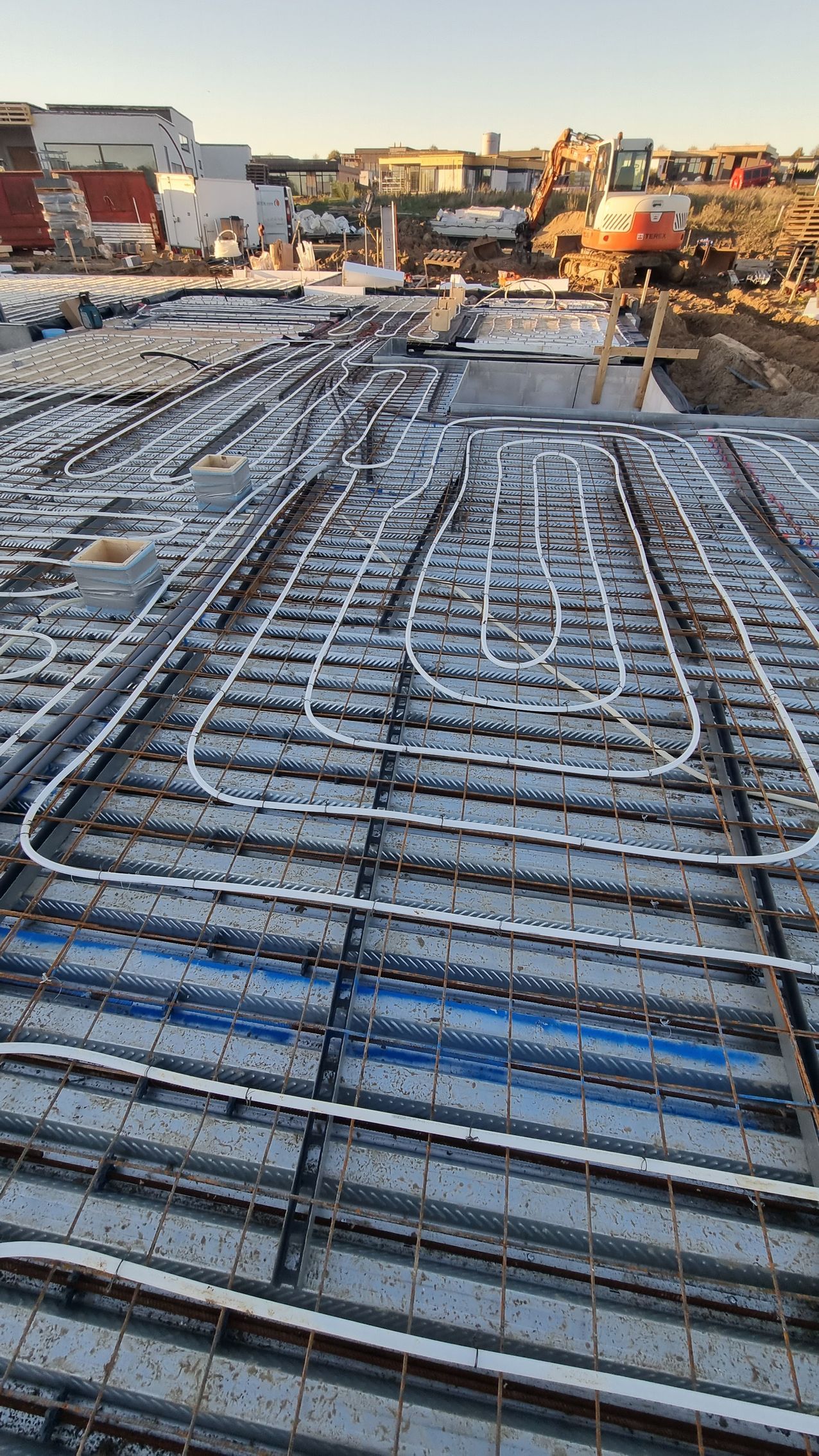 En byggeplads med mange rør, der går igennem den.