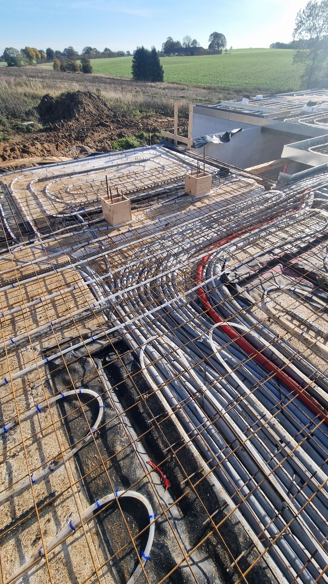 En bygning under opførelse med en masse ledninger, der kommer ud af den.